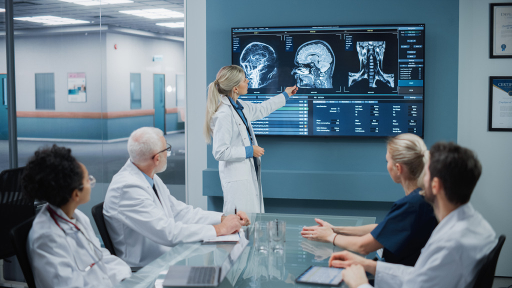 Echipă medicală evaluând protocoale de hipertermie oncologică